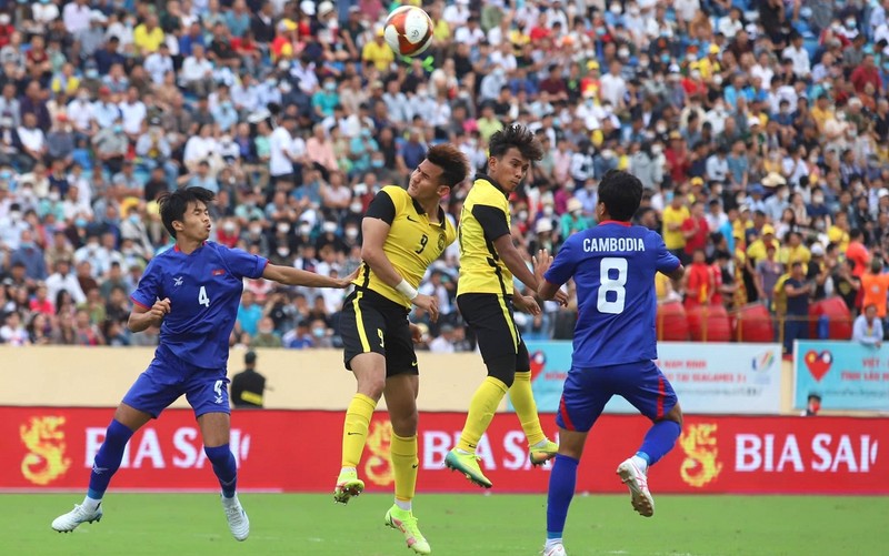 Trận hòa trước U23 Campuchia (áo xanh) đang khiến U23 Malaysia đứng trước nguy cơ mất ngôi đầu bảng B. (Ảnh: FAM)