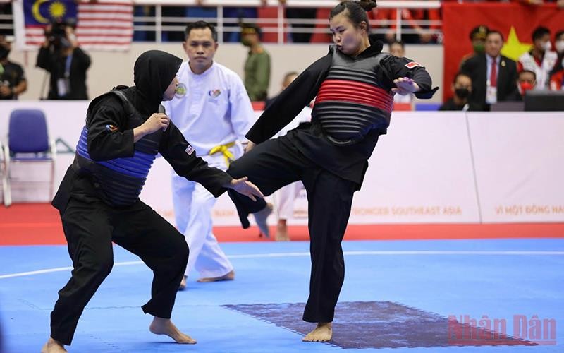 Trận chung kết nội dung đối kháng hạng 70-75 kg là cuộc chạm chán giữa võ sĩ Quàng Thị Thu Nghĩa (Việt Nam-đỏ) và võ sĩ Siti Rahmah Binti Mohamed Nasir (Malaysia-xanh).
