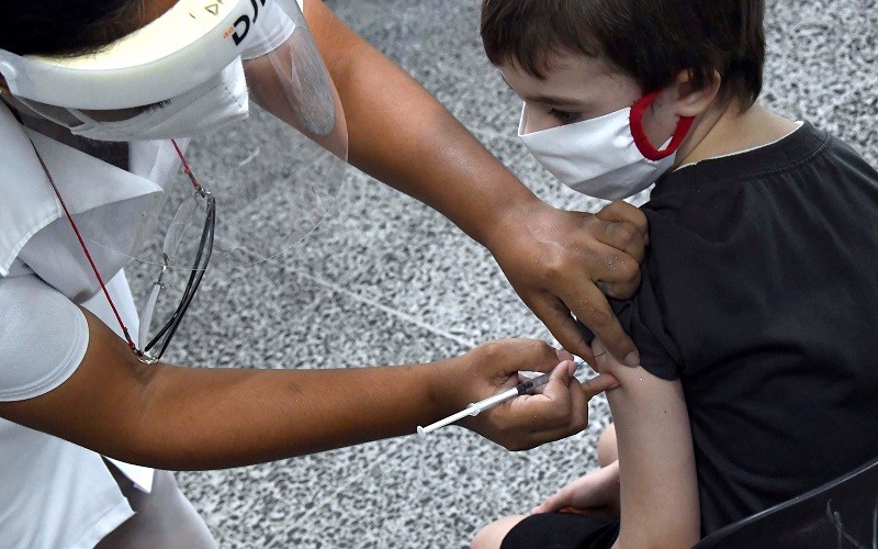 Tiêm vaccine phòng Covid-19 cho trẻ em tại 1 trường học ở thủ đô La Habana, Cuba. (Ảnh minh họa: Tân Hoa Xã)