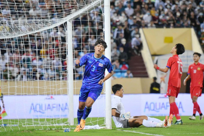 U23 Thái Lan có bàn thắng duy nhất từ tình huống phản lưới nhà của hậu vệ AT (số 16, áo đỏ). (Ảnh: FAT)