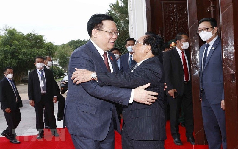 Thủ tướng Lào Phankham Viphavanh đón Chủ tịch Quốc hội Vương Đình Huệ. (Ảnh: Doãn Tấn/TTXVN)