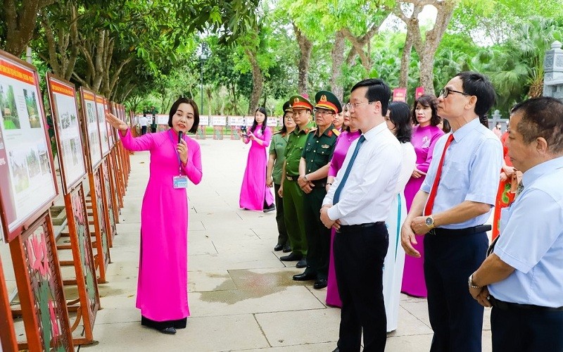 Các đại biểu lắng nghe thuyết trình về cuộc đời và sự nghiệp của Chủ tịch Hồ Chí Minh.