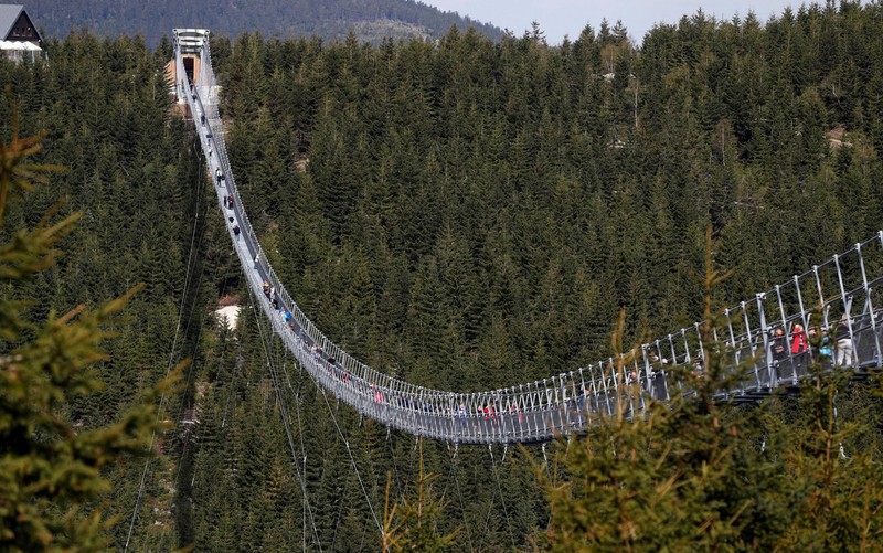 Cây cầu treo bộ hành dài nhất thế giới ở Pardubice, Cộng hòa Séc. (Ảnh: Reuters)