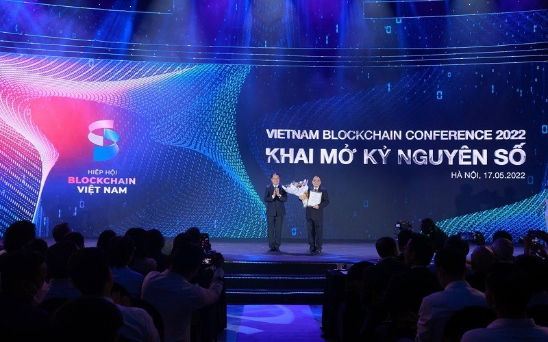 Thứ trưởng Nội vụ Vũ Chiến Thắng trao quyết định thành lập Hiệp hội Blockchain Việt Nam cho ông Hoàng Văn Huây, Chủ tịch Hiệp hội.