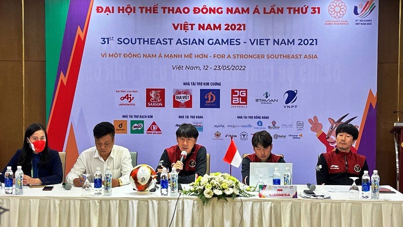 HLV Shin Tae Yong của đội tuyển U23 Indonesia trả lời các phóng viên trong buổi họp báo tại khách sạn Nam Cường, tỉnh Nam Định.