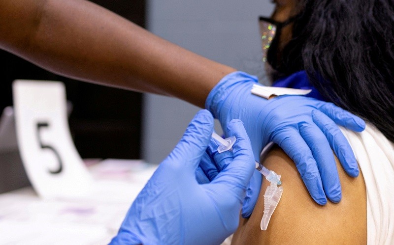 Nhân viên y tế tiêm vaccine phòng Covid-19 cho người dân tại Philadelphia, Pennsylvania, Mỹ, ngày 18/5/2021. (Ảnh: Reuters)