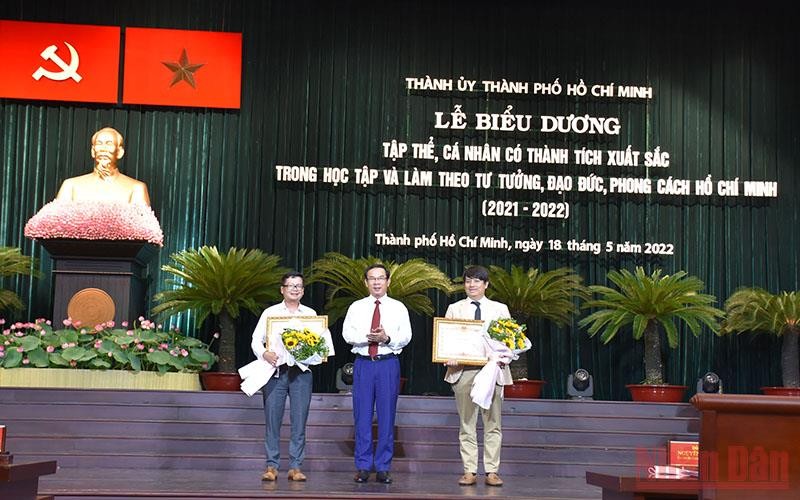 Đồng chí Nguyễn Văn Nên trao bằng khen của Thủ tướng Chính phủ cho tập thể, cá nhân xuất sắc.