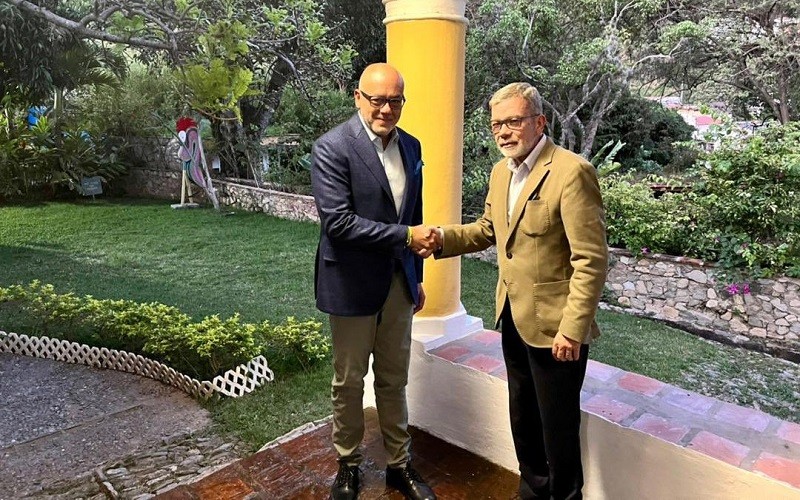 Hình ảnh được Chủ tịch Quốc hội Venezuela Jorge Rodriguez (trái) đăng tải về cuộc đàm phán với phe đối lập mới được tái khởi động. (Nguồn: Twitter)