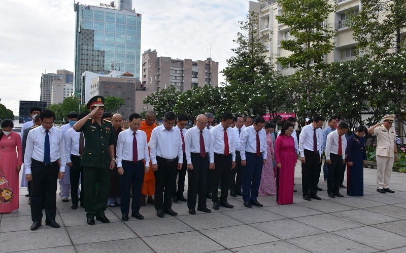 Các đồng chí lãnh đạo Thành phố Hồ Chí Minh dành phút mặc niệm tưởng nhớ công lao to lớn của Chủ tịch Hồ Chí Minh tại Công viên Tượng đài Chủ tịch Hồ Chí Minh. (Ảnh: Nguyễn Nam) 