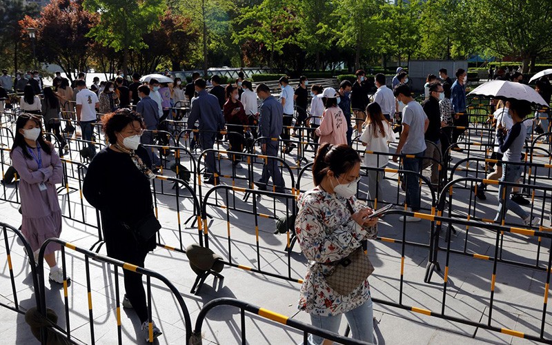 Người dân xếp hàng chờ bên ngoài khu vực làm xét nghiệm tại Bắc Kinh, Trung Quốc, ngày 26/4. (Ảnh: Reuters)
