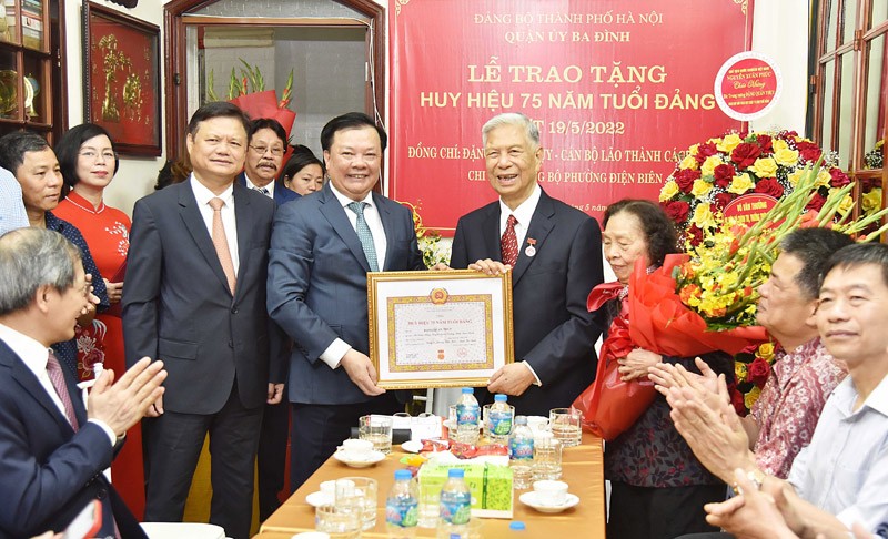 Bí thư Thành ủy Hà Nội Đinh Tiến Dũng trao Huy hiệu 75 năm tuổi Đảng cho Trung tướng Đặng Quân Thụy. (Ảnh: DUY LINH)