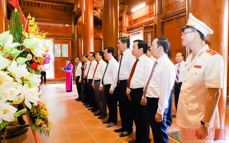 Đoàn đại biểu tỉnh Nghệ An thành kính tưởng niệm Chủ tịch Hồ Chí Minh. (Ảnh: PHẠM BẰNG)
