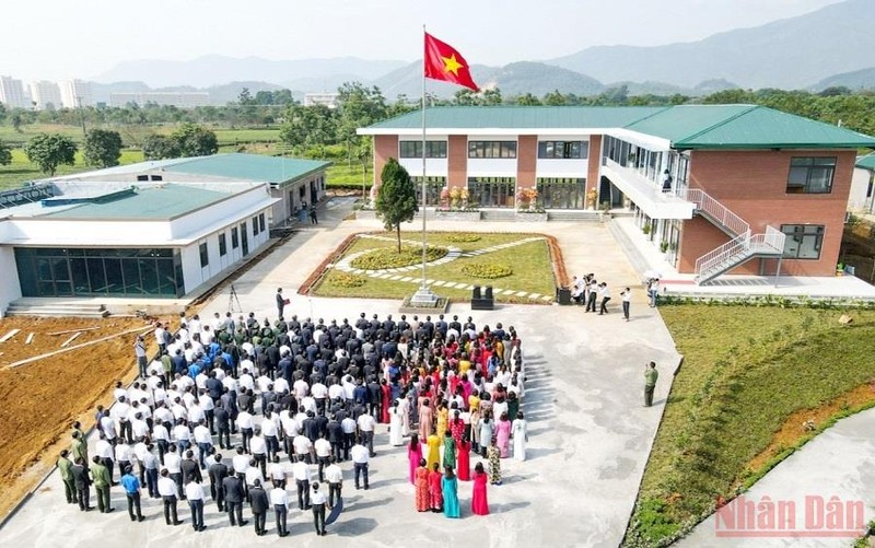Đại học Quốc gia Hà Nội tổ chức Lễ chào cờ trong ngày đầu chuyển tụ sở làm việc tại Hòa Lạc.