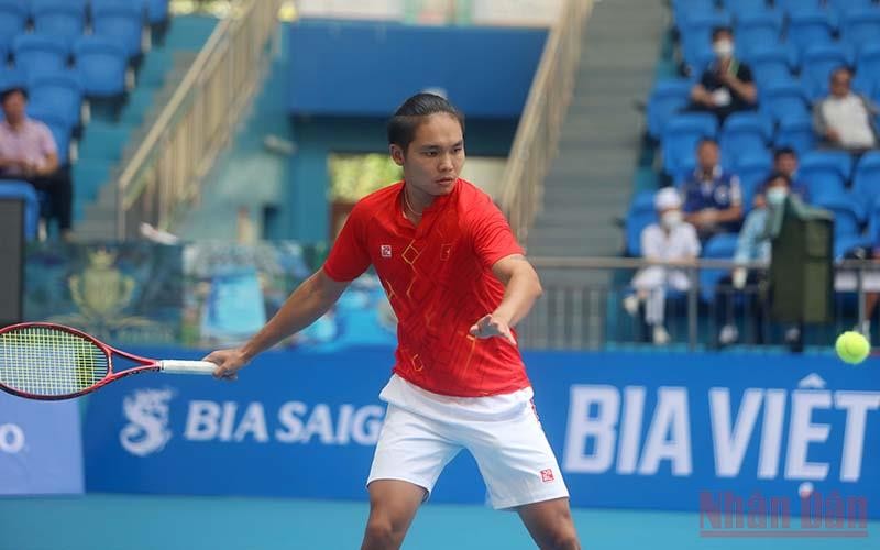 Tay vợt Trịnh Linh Giang thắng 2-1 ở trận tứ kết nội dung đơn nam môn Quần vợt SEA Games 31.