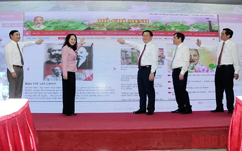 Các đại biểu bấm nút ra mắt giao diện mới Trang thông tin điện tử Hồ Chí Minh. (Ảnh: Báo Điện tử Đảng Cộng sản Việt Nam)