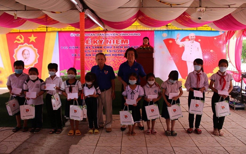 Đại diện Ban liên lạc Cựu chiến binh Trung đoàn 174, Sư đoàn 5 trao tặng quà cho học sinh nghèo vượt khó, học giỏi... trên địa bàn xã Thái Bình Trung, huyện Vĩnh Hưng, tỉnh Long An. 
