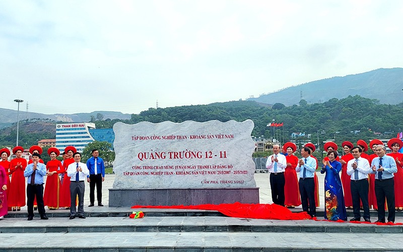 Lãnh đạo Tập đoàn Công nghiệp Than-Khoáng sản Việt Nam và thành phố Cẩm Phả cắt băng gắn biển công trình Quảng trường 12/11.