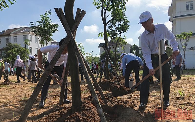 Phó Chủ tịch Ủy ban nhân dân Thành phố Hồ Chí Minh Võ Văn Hoan (bên phải) trồng cây xanh tại Lễ phát động "Tết trồng cây đời đời nhớ ơn Bác Hồ" năm 2022. 
