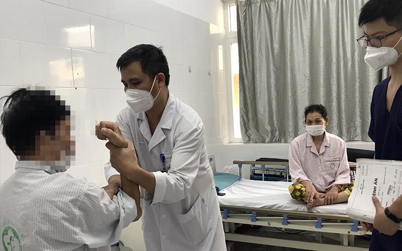 Bác sĩ Nguyễn Trung Nguyên đánh giá chức năng vận động cho bệnh nhân.