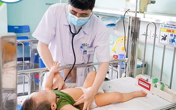 Trẻ em có nhiều nguy cơ nhiễm các bệnh sốt xuất hyết, tay chân miệng... trong thời tiết khí hậu nóng ẩm.