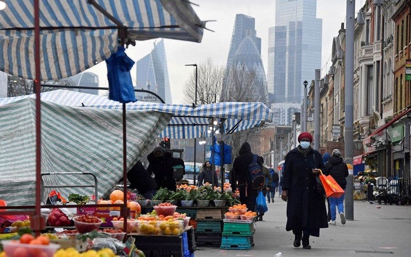 Người dân Anh mua sắm tại một khu chợ ở London, Anh. (Ảnh: Reuters)