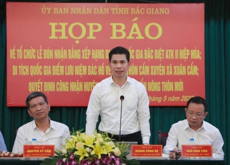 Chủ tịch UBND huyện Hiệp Hòa phát biểu tại họp báo.