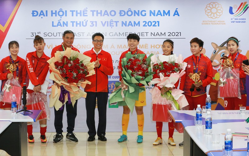 Phó Thủ tướng Vũ Đức Đam chúc mừng đại diện ban huấn luyện, nữ cầu thủ Việt Nam. (Ảnh: VGP) 