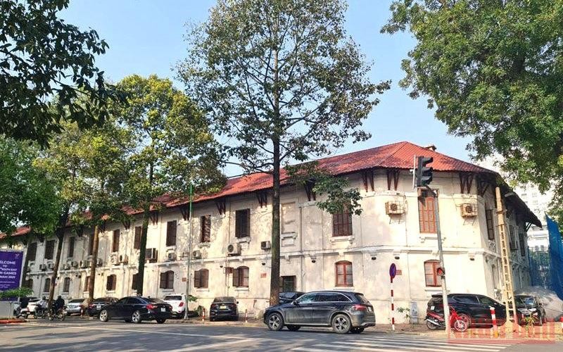 Công trình nhà 2 tầng, trước đây là trụ sở và nhà máy sản xuất của Công ty CP Thiết bị bưu điện, tại số 61 phố Trần Phú (quận Ba Đình, Hà Nội). (Ảnh: VŨ LÊ)