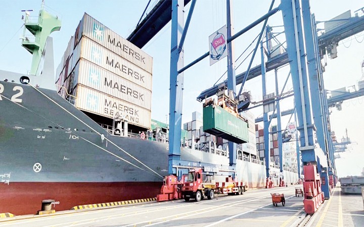 Xếp dỡ container hàng hóa tại cảng Cát Lái.