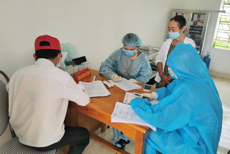 Lực lượng y tế cơ sở ở Thái Bình rà soát, thống kê đối tượng tiêm vaccine ngừa Covid-19