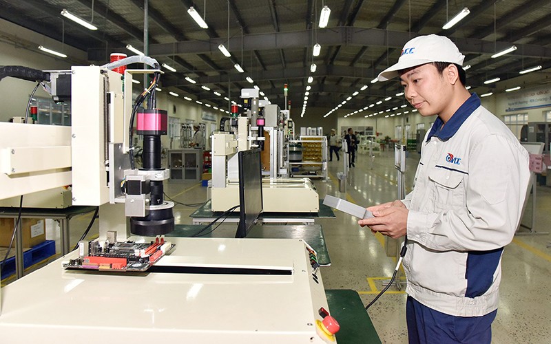 Sản xuất thiết bị tự động tại Công ty Năng lực Việt, Khu công nghiệp Nam Thăng Long, Hà Nội. (Ảnh THU HÀ)