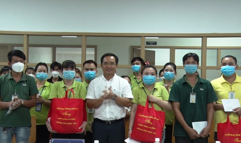 Bí thư Tỉnh ủy Long An Nguyễn Văn Được trao tặng quà cho công nhân lao động có hoàn cảnh khó khăn của Công ty TNHH túi xách Simone Việt Nam.
