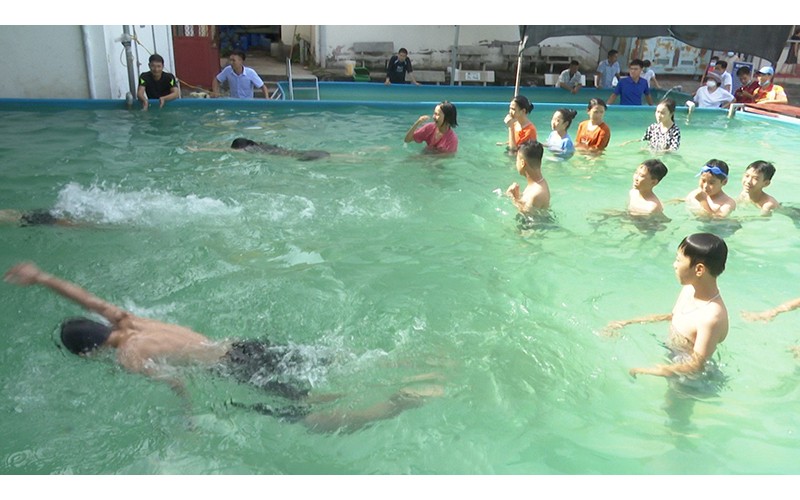 Một lớp tập bơi miễn phí do Huyện Đoàn Ba Vì tổ chức.