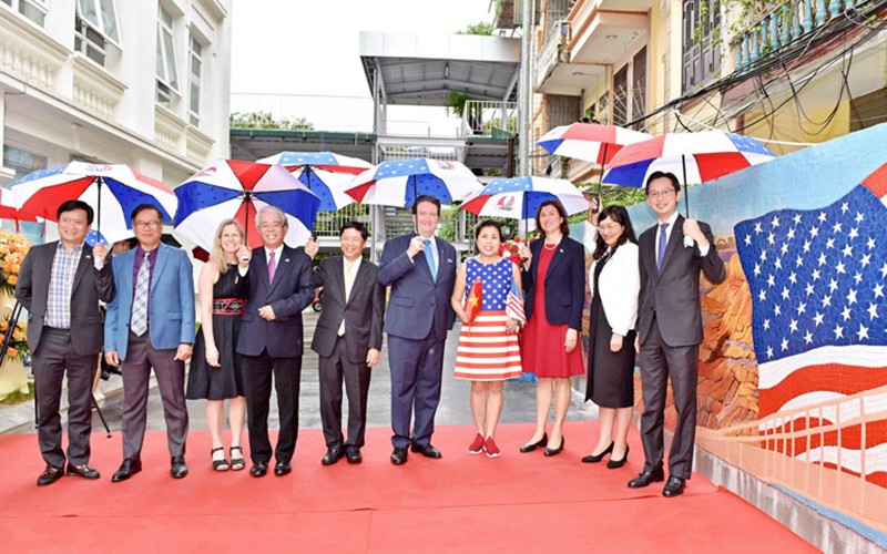 Đại sứ Mỹ Marc E.Knapper và cán bộ ngoại giao hai nước tại Lễ ra mắt bức tranh gốm "Tình hữu nghị Việt-Mỹ".