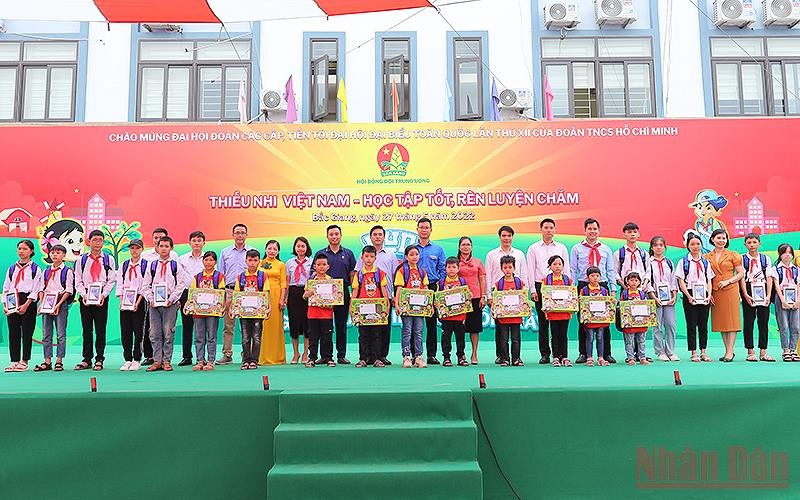 Đại diện lãnh đạo các đơn vị trao học bổng, máy tính bảng tặng học sinh hoàn cảnh khó khăn, vượt khó học tốt trên địa bàn tỉnh Bắc Giang. 