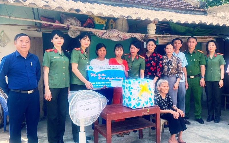 Công an Thanh Hóa trợ giúp trẻ có hoàn cảnh khó khăn ở xã Tân Thọ, huyện Nông Cống.