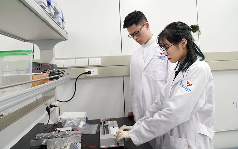 Hoạt động nghiên cứu tại Viện Khoa học và Công nghệ Việt Nam - Hàn Quốc.