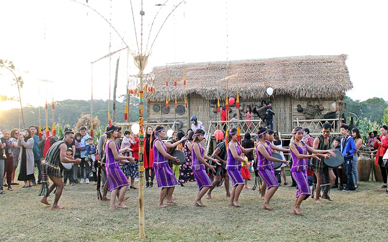 Lễ hội văn hóa các dân tộc Nam Tây Nguyên, thu hút người dân bản địa và du khách. 