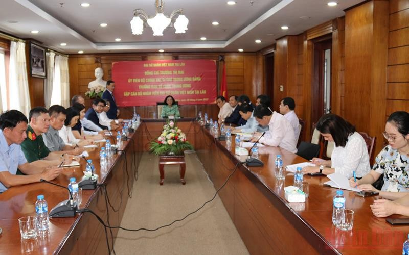 Đại sứ Nguyễn Bá Hùng (trái) báo cáo đồng chí Trương Thị Mai và đoàn về các công tác trọng tâm đang thực hiện trong năm 2022, chiều 30/5. (Ảnh: Xuân Sơn)