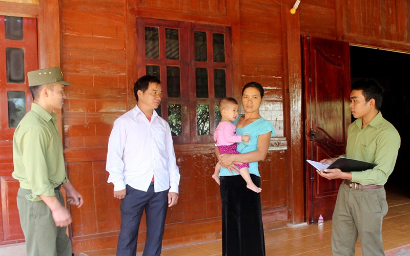 Chính quyền và Công an xã Sín Thầu (huyện Mường Nhé) tổ chức tuyên truyền pháp luật cho bà con bản Tả Kố Khừ. (Ảnh BÁO ĐIỆN BIÊN)