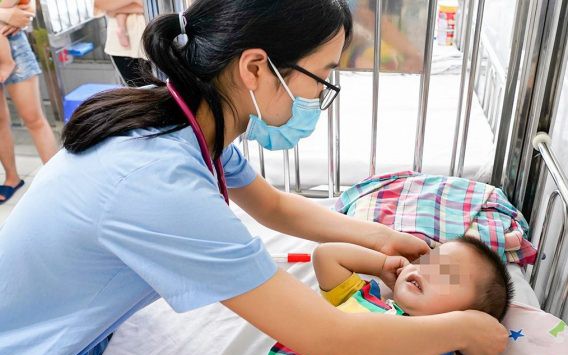 Trẻ mắc tay chân miệng đang điều trị tại Bệnh viện Nhi Trung ương.