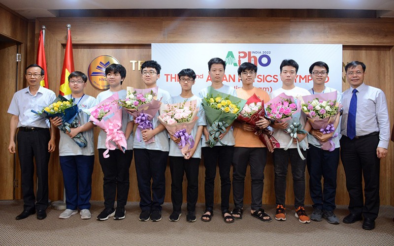 Đội tuyển quốc gia Việt Nam dự APhO 2022. (Ảnh: Bộ Giáo dục và Đào tạo)