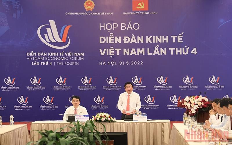 Đồng chí Nguyễn Thành Phong, Ủy viên Trung ương Đảng, Phó Trưởng Ban Kinh tế Trung ương, phát biểu tại họp báo.