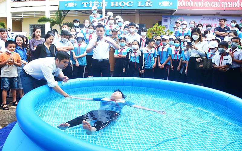 Viện An toàn khoa học Việt Nam tổ chức tập huấn, hướng dẫn kỹ năng tự nổi trên mặt nước để phòng, chống đuối nước trẻ em. 