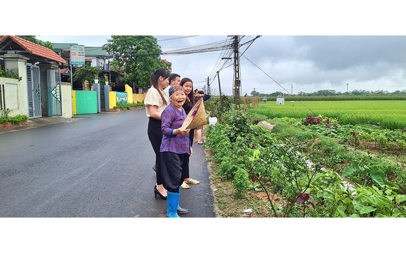 Cụ Nguyễn Thị Tình cùng bà con thôn Miêu Cốc, xã Trung Kiên vui với đổi thay của làng quê.