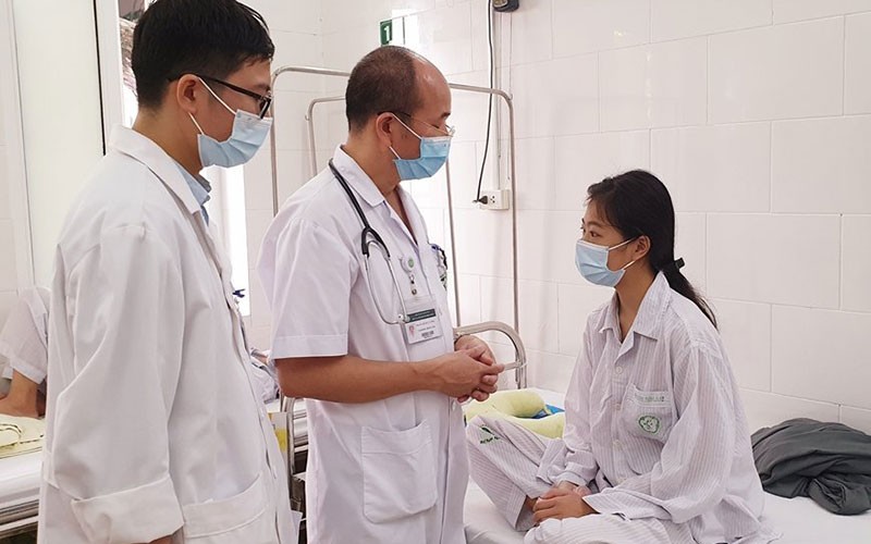 Các bác sĩ thăm khám, trao đổi với người mắc bệnh sốt rét đang điều trị tại Trung tâm Bệnh nhiệt đới. 