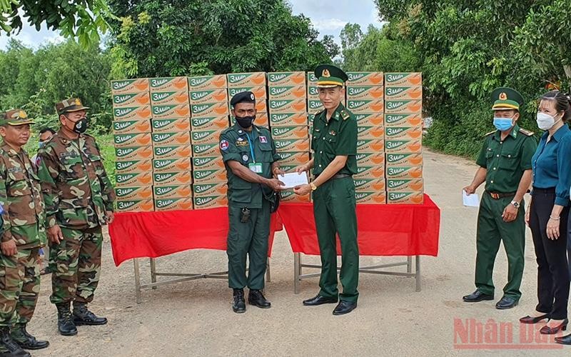 Lãnh đạo Đồn Biên phòng Long Khốt (huyện Vĩnh Hưng, Long An) trao tiền và quà hỗ trợ Campuchia dịp bầu cử Hội đồng xã, phường năm 2022.
