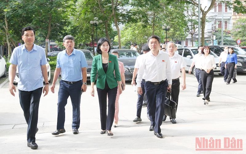 Đoàn giám sát của Hội đồng nhân dân TP Hà Nội khảo sát thực địa tại quận Thanh Xuân.