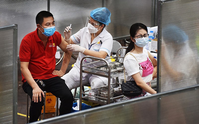 Tiêm vaccine phòng Covid-19 cho người dân Hà Nội (Ảnh minh họa: Trần Hải).