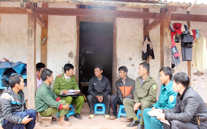 Công an xã Quảng Lâm (huyện Mường Nhé) vận động người bản Trạm Púng chấp hành các chủ trương, chính sách pháp luật. (Ảnh Báo Điện Biên)